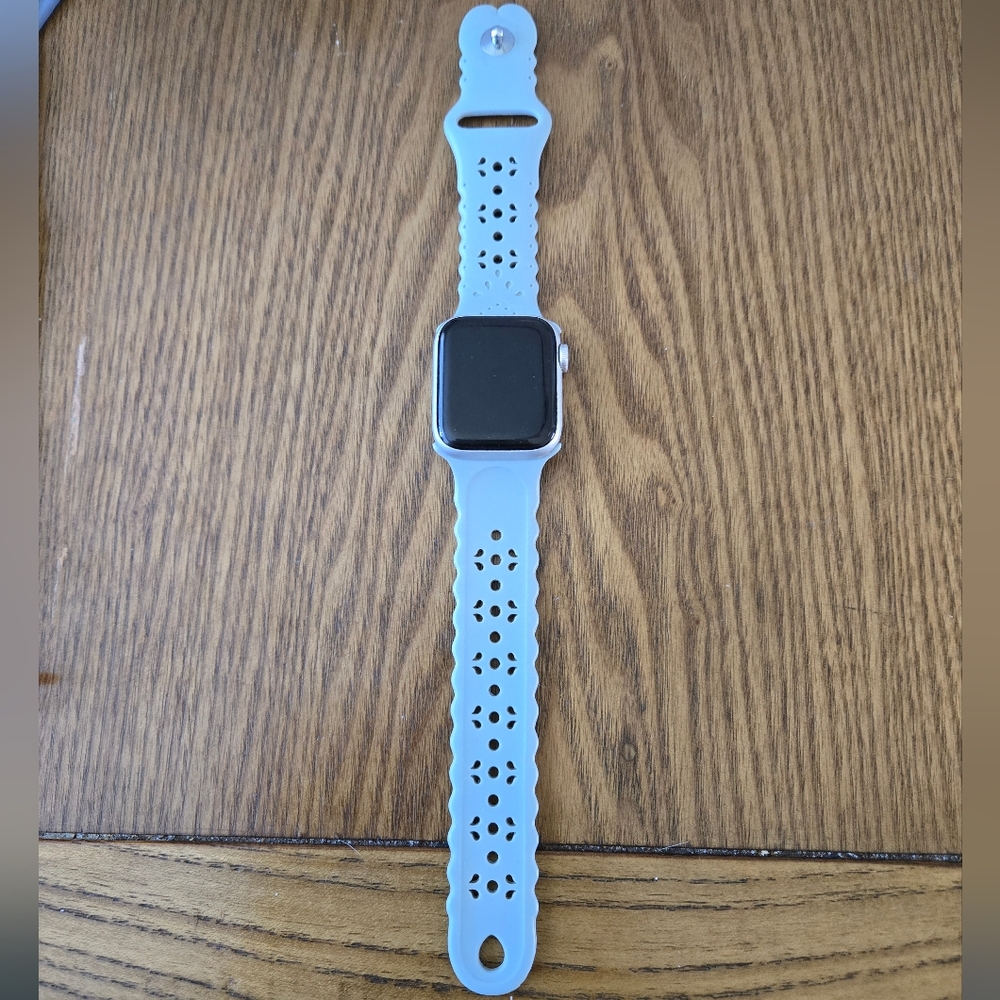 Apple SE Smart Wearable with Silver Case and White;  Multiple Bands And Charger